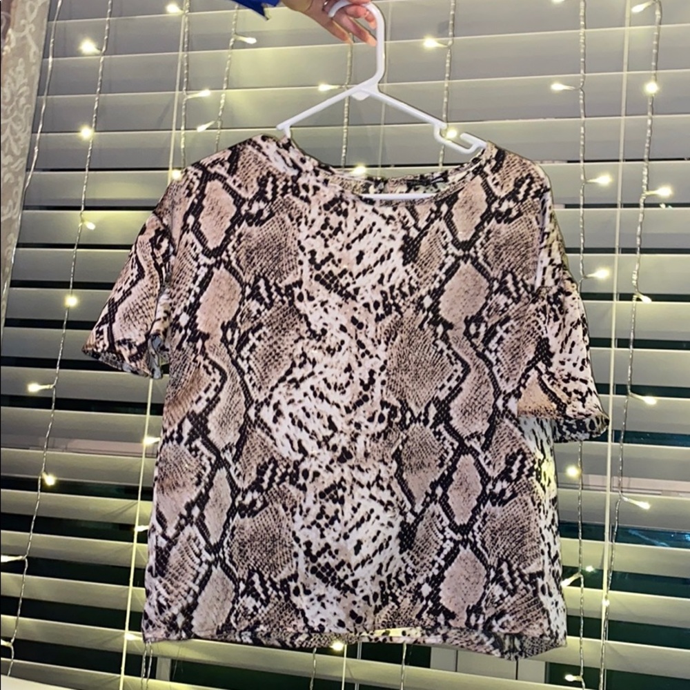 Snakeskin blouse !